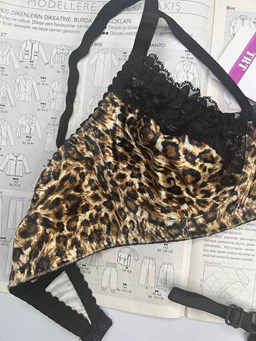 ست شورت و سوتین زنانه هارنس دار TRT تیریتی کد 1046 طرح مخمل پلنگی زمینه روشن - تصویر 4