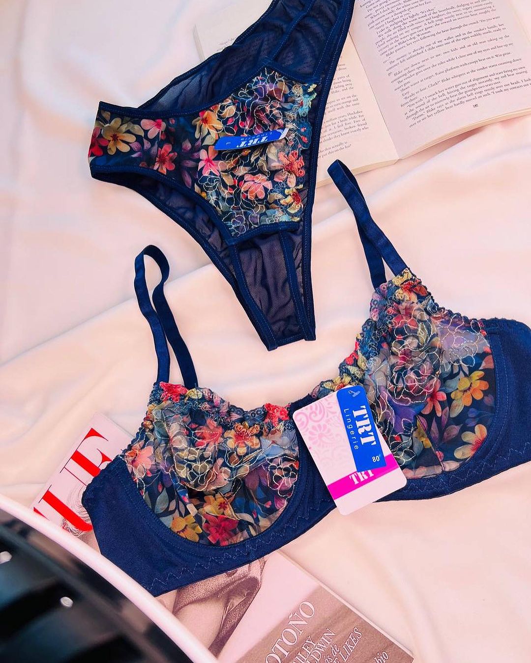 ست شورت و سوتین نیمه بلند TRT تیریتی کد 1166 طرح جنگلی شاین رنگ سرمه ای