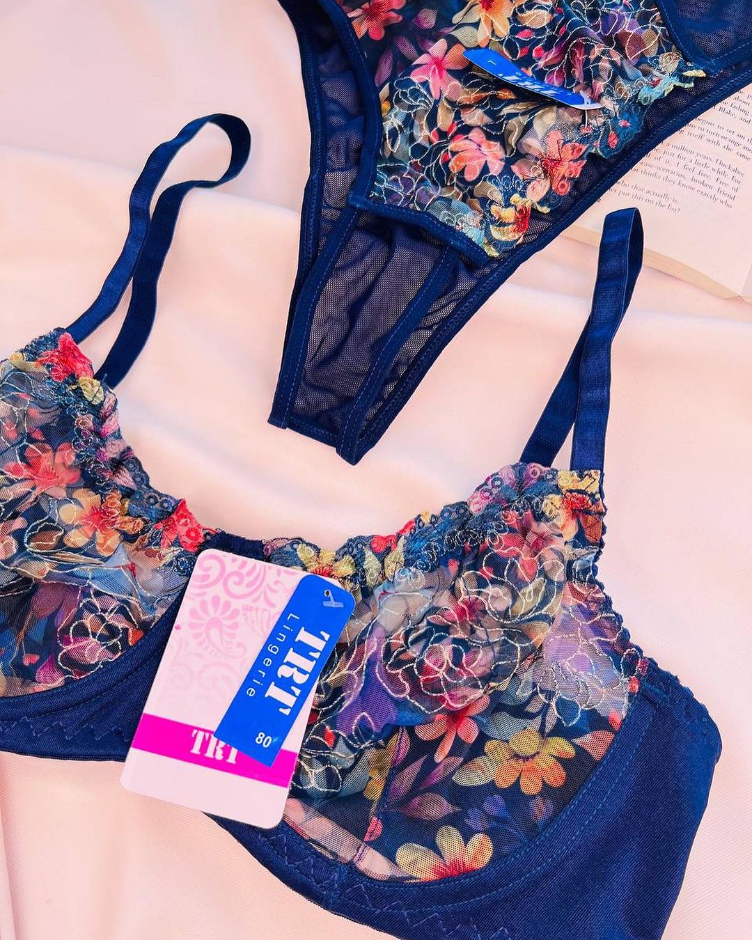 ست شورت و سوتین نیمه بلند TRT تیریتی کد 1166 طرح جنگلی شاین رنگ سرمه ای - تصویر 2